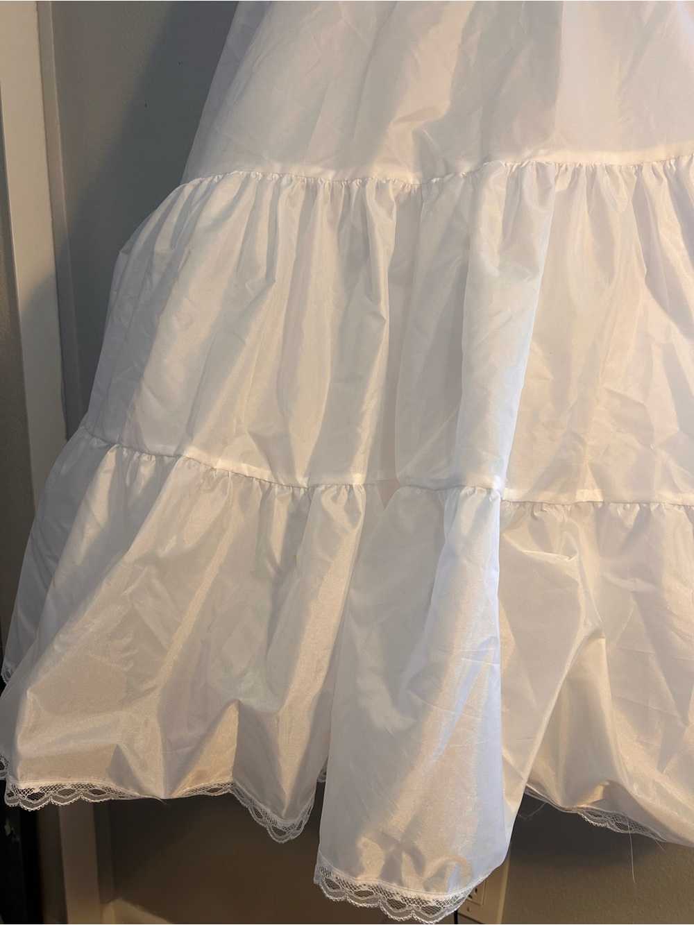 David’s Bridal White high wasted crinoline in Sz 6. - Picture 15 of 15